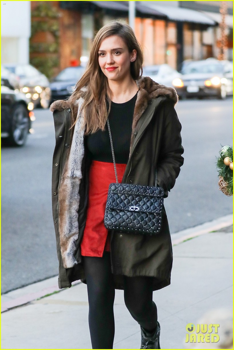 Jessica Alba Gives Some Holiday Gift Suggestions Photo 3832688(02)