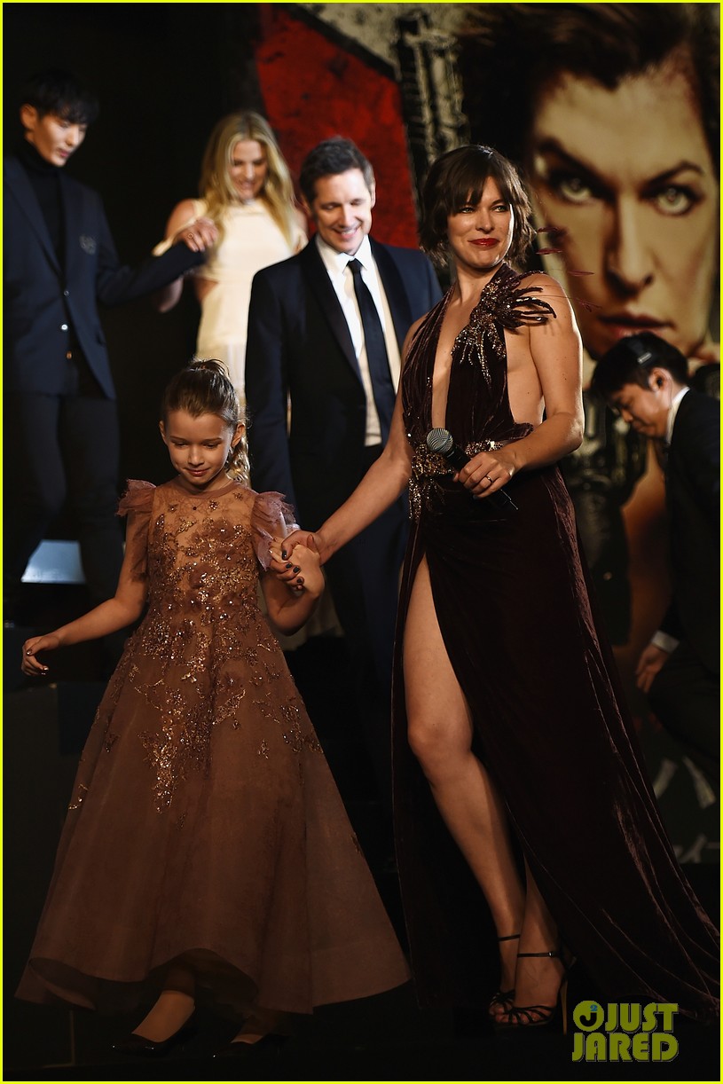 milla jovovich brings daughter ever to resident evil tokyo premiere 073827971
