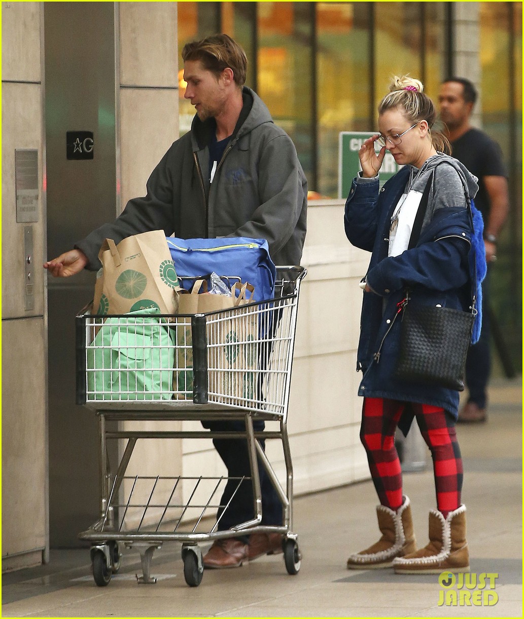 kaley cuoco karl cook shopping whole foods 133825898