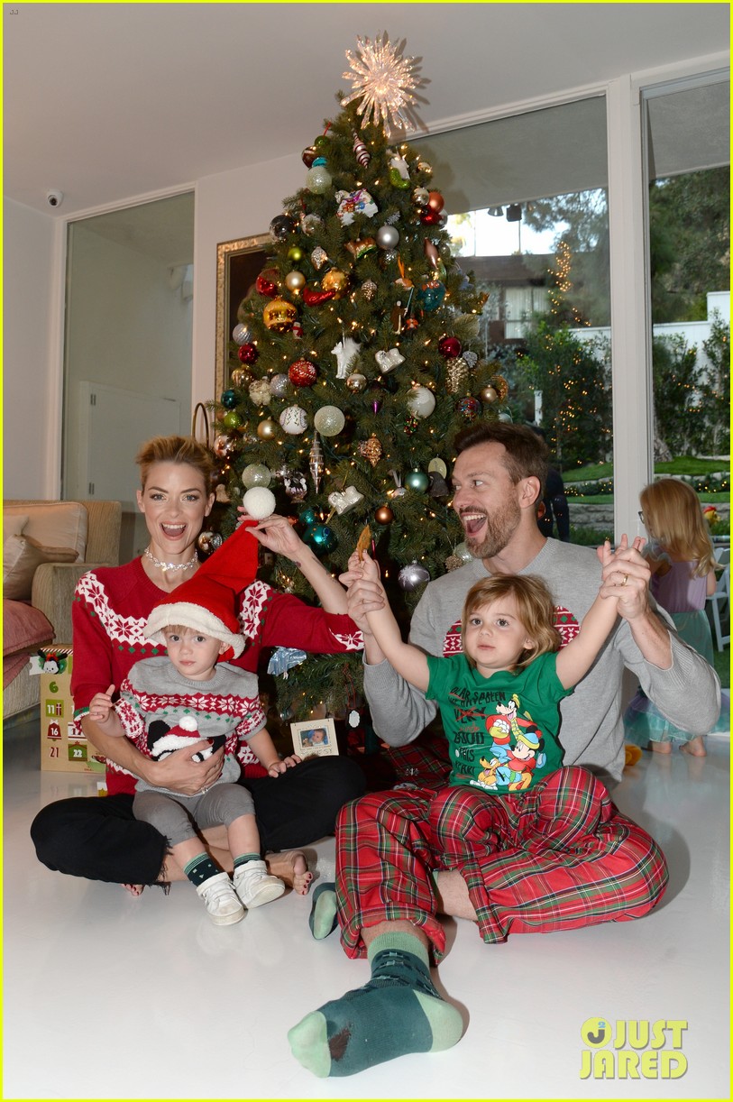 jaime king teams up with the disney store to give back this holiday season 113818850