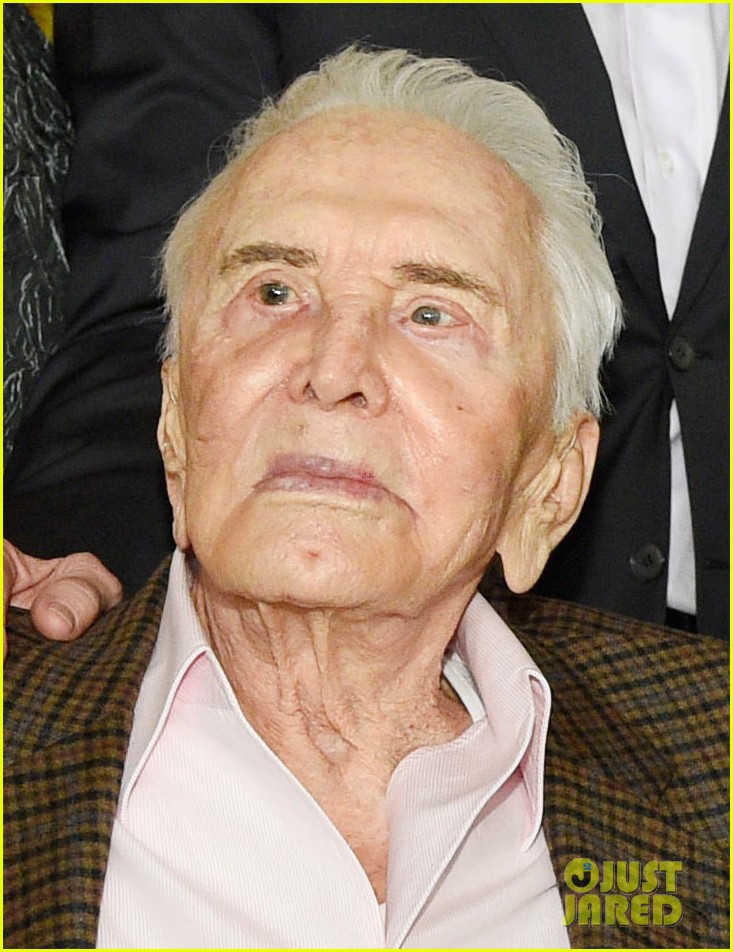 Kirk Douglas Celebrates 100th Birthday with His Famous Family! Photo(01)