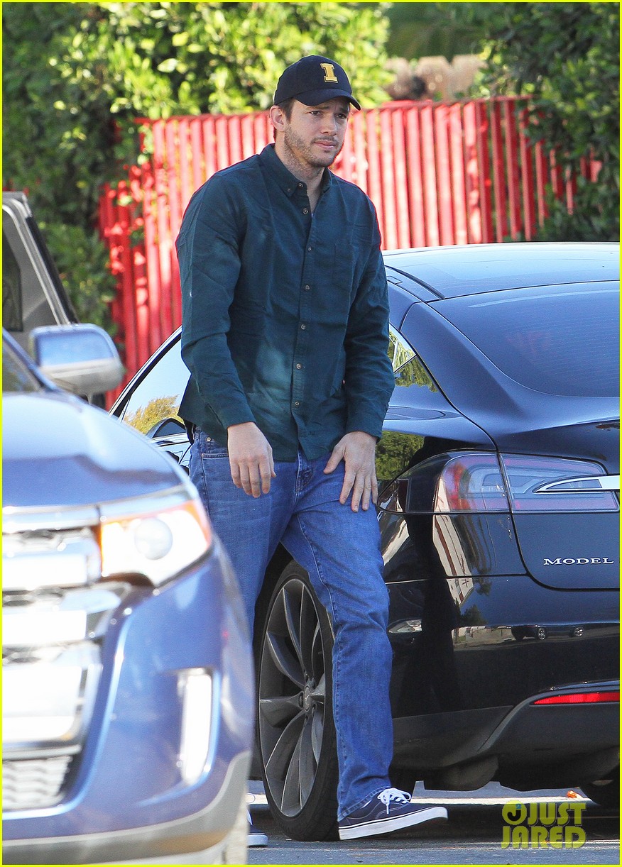ashton kutcher makes first public appearance after new baby dimitris birth 10
