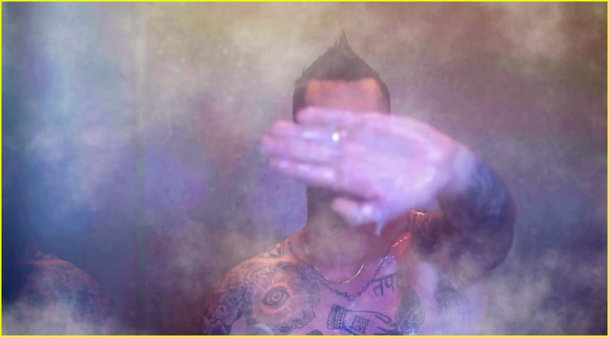 adam levine shirtless shower the voice finale 06