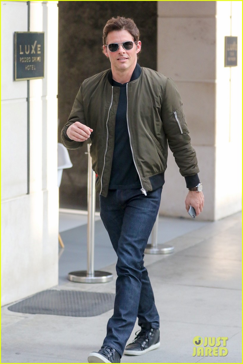 james marsden goes holiday shopping with girlfriend edei 08