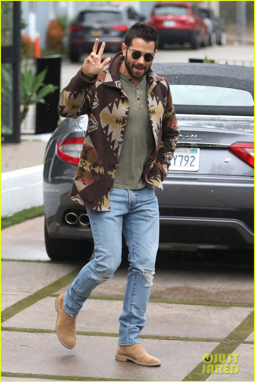 jesse metccalfe braves the weho rain to holiday shop 013832362