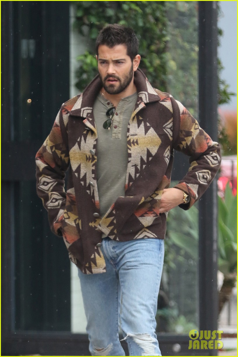 jesse metccalfe braves the weho rain to holiday shop 06
