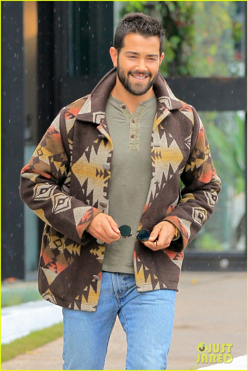 jesse metccalfe braves the weho rain to holiday shop 083832369