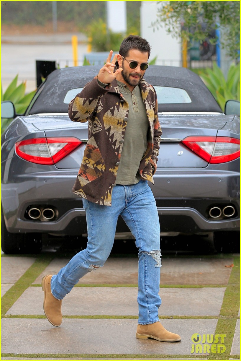 jesse metccalfe braves the weho rain to holiday shop 133832374