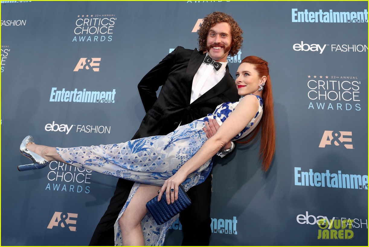 VIDEO T.J. Miller Makes Bizarre Shirtless Entrance for Critics' Choice(00)