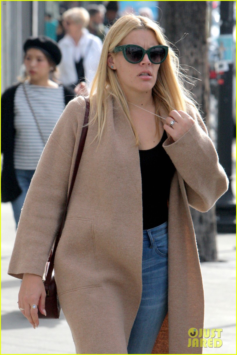 busy philipps daughter enjoy holiday hike 053833836