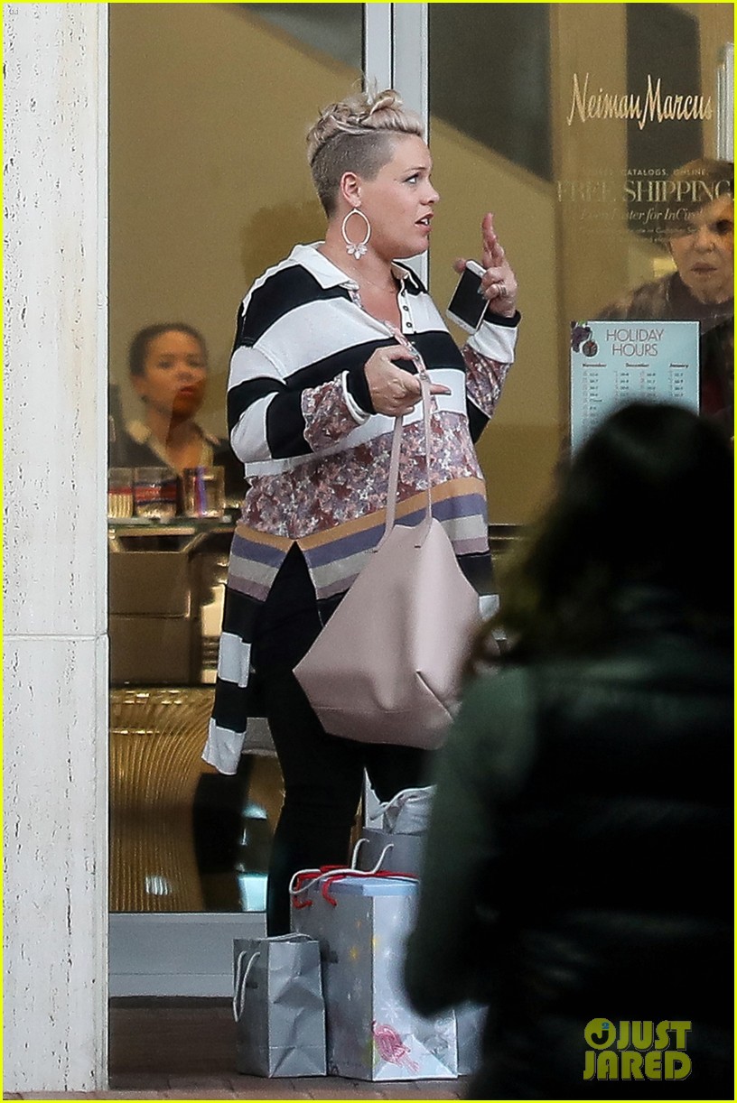 pink shows off her major baby bump while christmas shopping 023831884