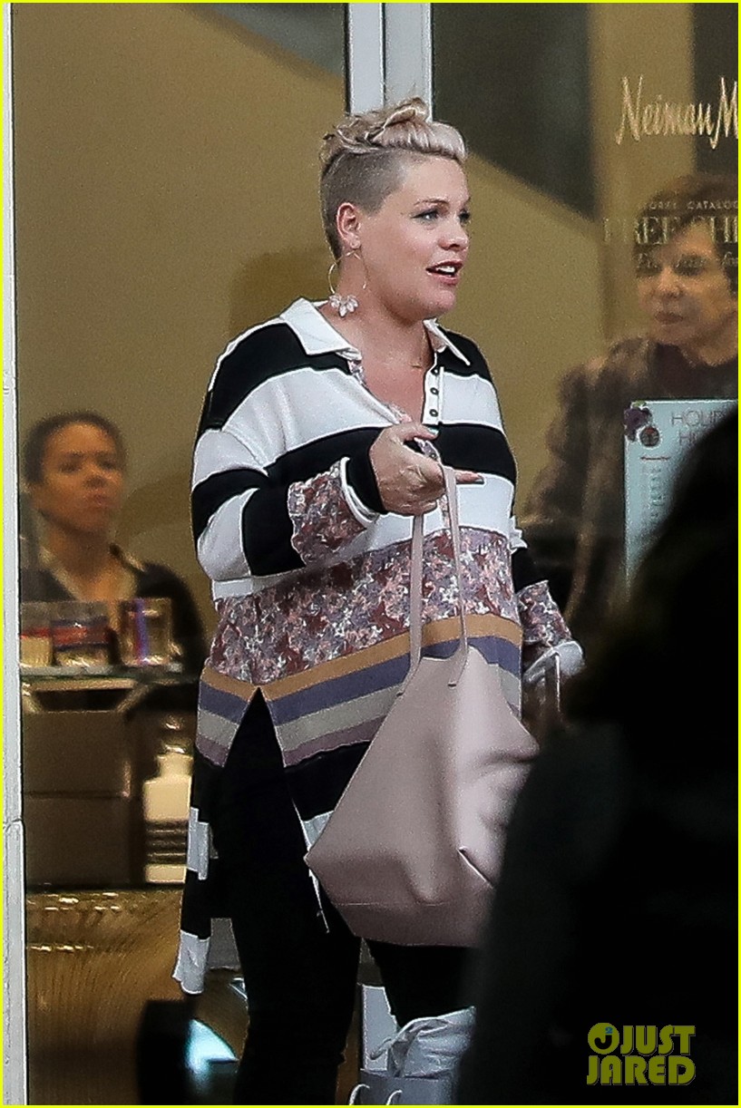 pink shows off her major baby bump while christmas shopping 033831885