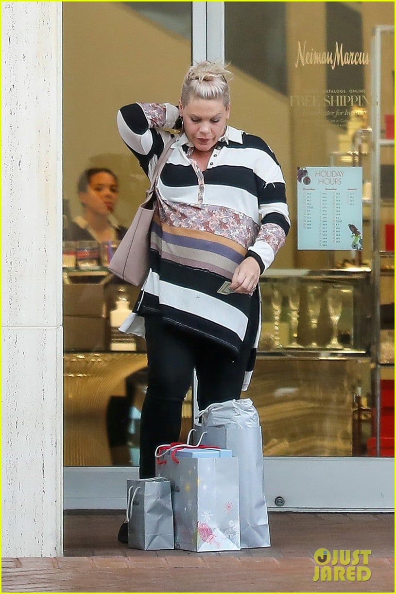 Pink Shows Off Her Major Baby Bump While Christmas Shopping Photo(00)