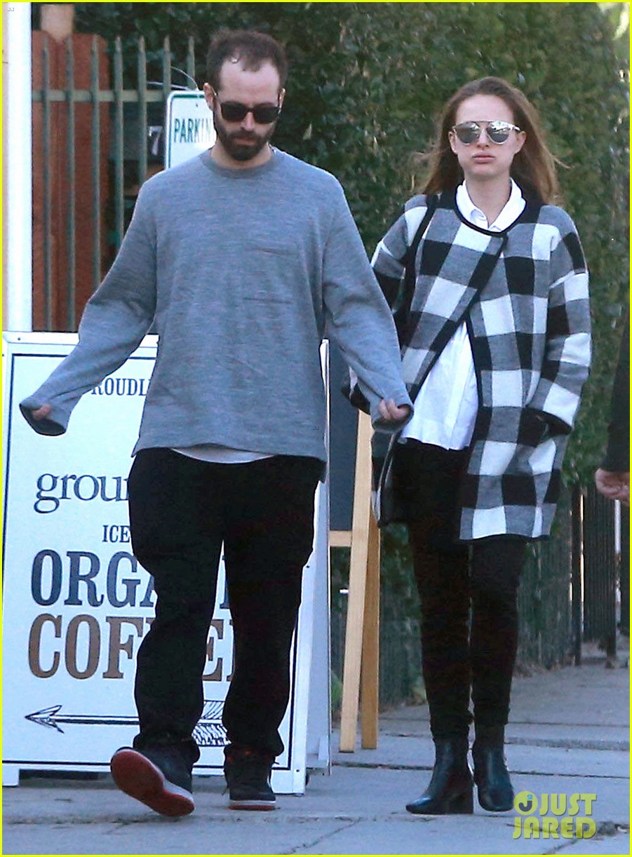 natalie portman takes her baby bump for a stroll with husband benjamin milliped 063824079