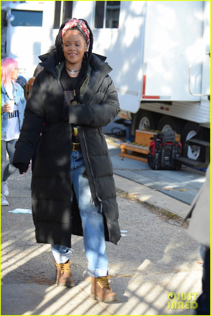 rihanna and sandra bullock bundle up for more oceans eight filming 153820484
