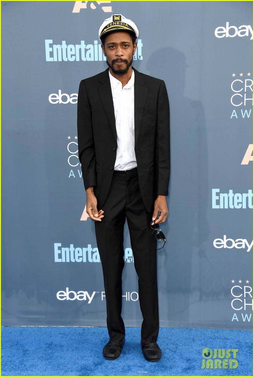 keith stanfield crashes stage at critics choice awards 013826152