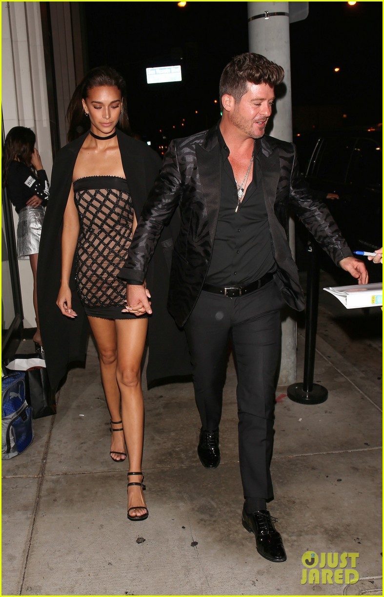 video robin thicke sings happy birthday to girlfriend april love geary 023827047