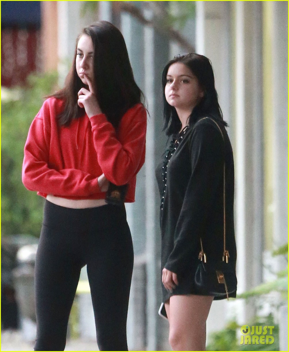 ariel winter gives a shout out to fake friends on twitter 053834547