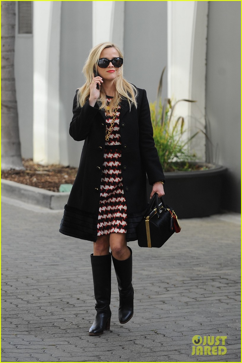 reese witherspoon is getting ready for the holidays 013823535