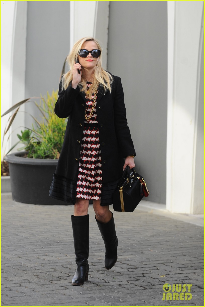 reese witherspoon is getting ready for the holidays 093823543
