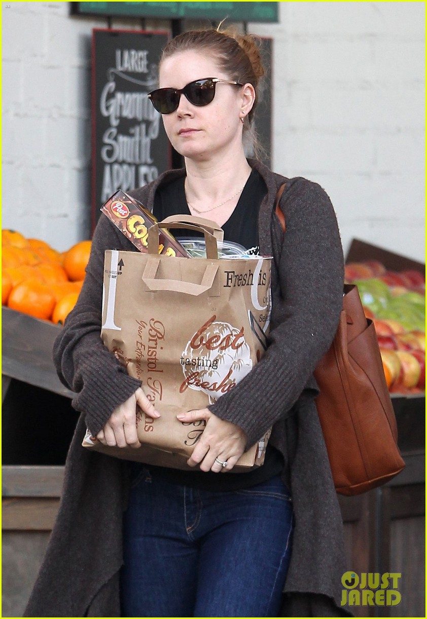 amy adams stocks up on groceries in beverly hills 01