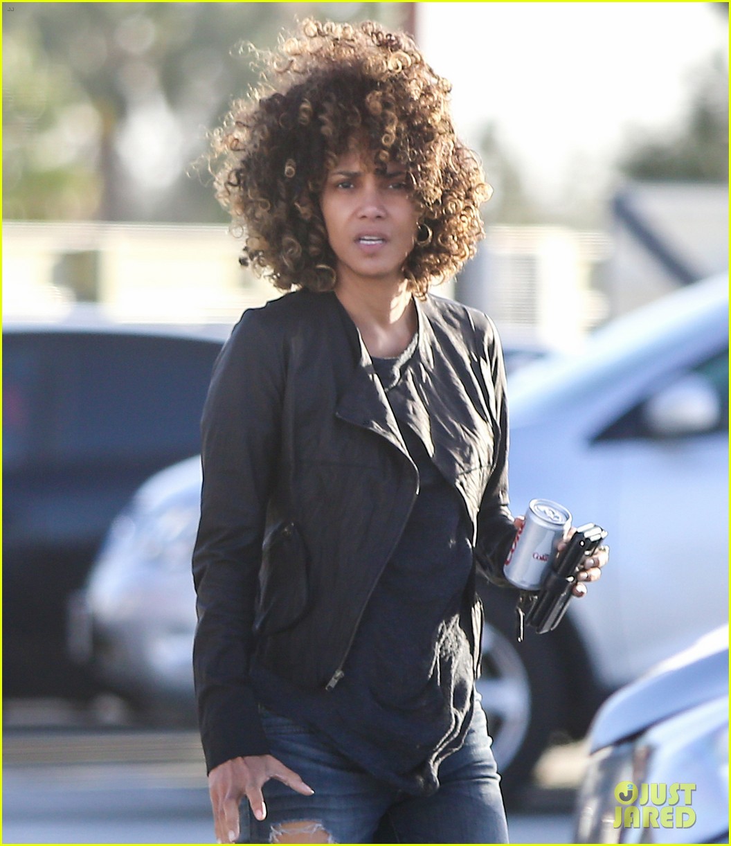 halle berry curls blow in the wind 033845886