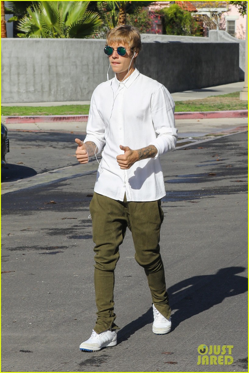 Justin Bieber Casually Dabs in the Middle of the Street: Photo 3841797 | Justin  Bieber Photos | Just Jared: Entertainment News, image size:817x1222