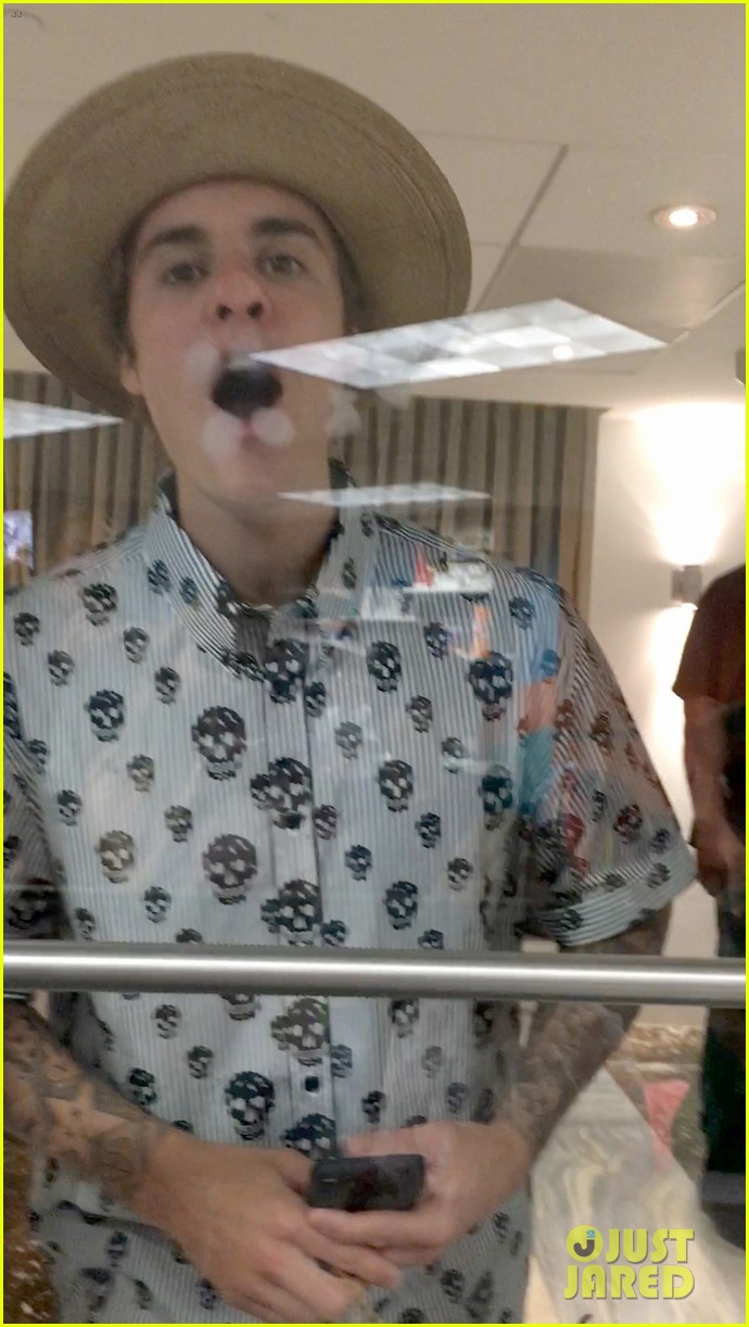 justin bieber makes funny faces for kids at a day care 093836080