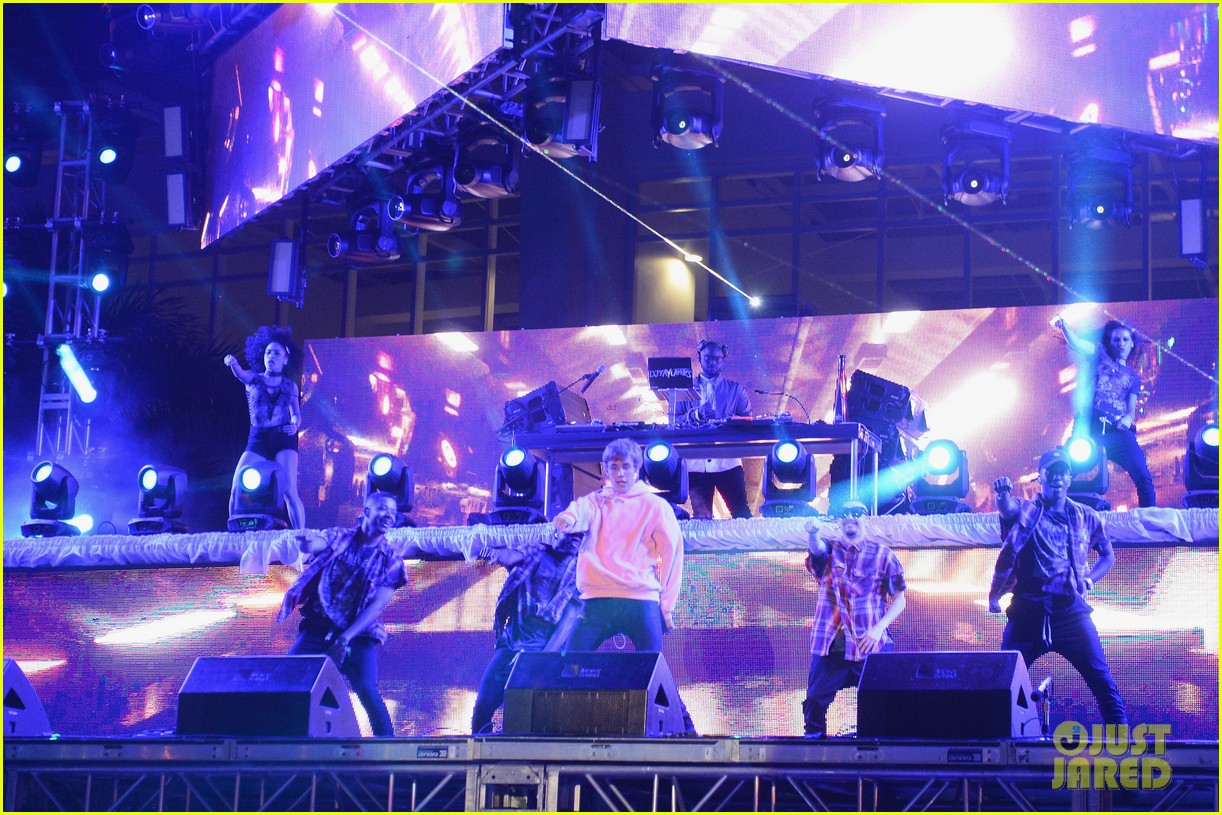 justin bieber performs new years eve show in miami 083835104