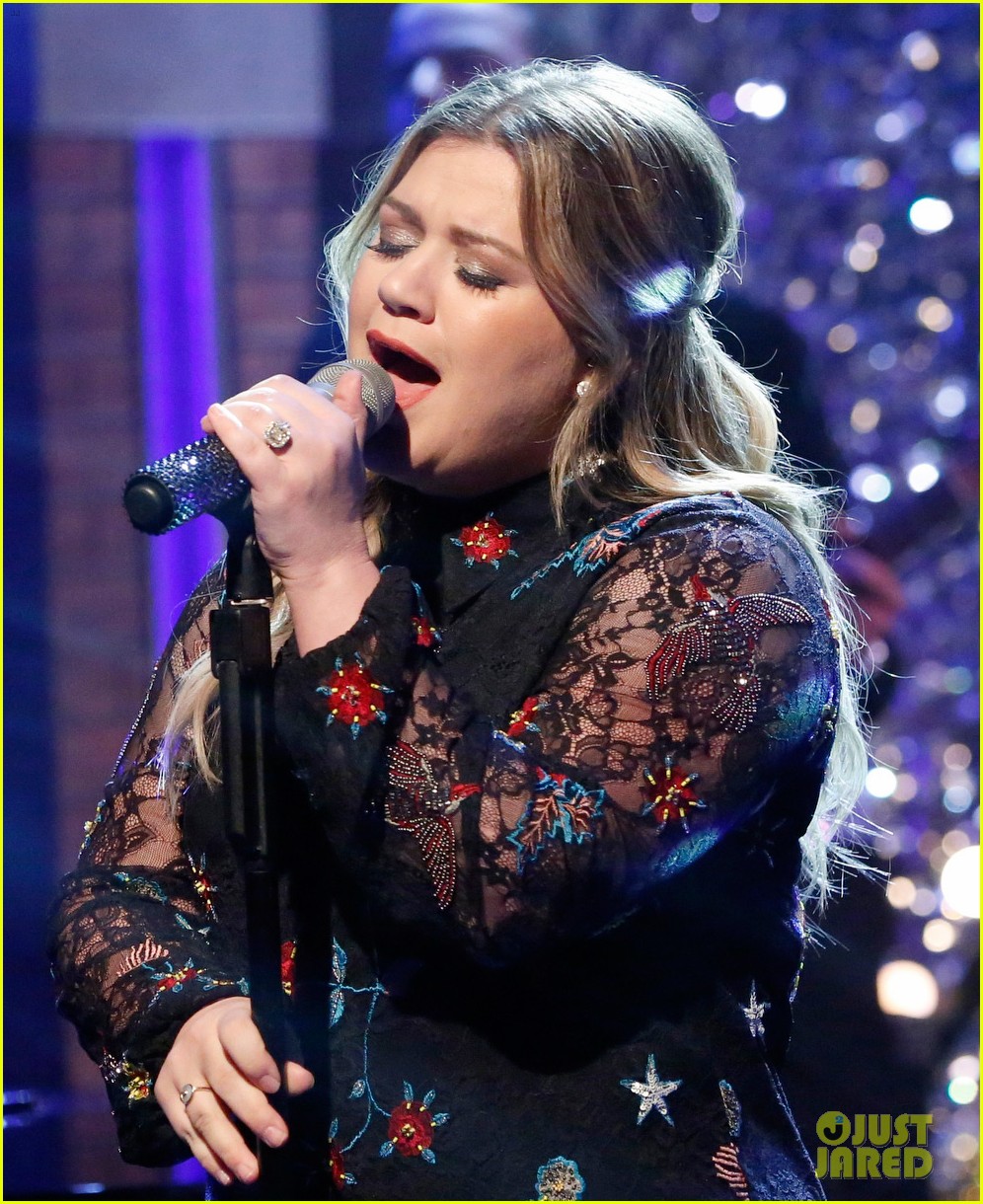 kelly clarkson its quiet uptown new years eve 033835153