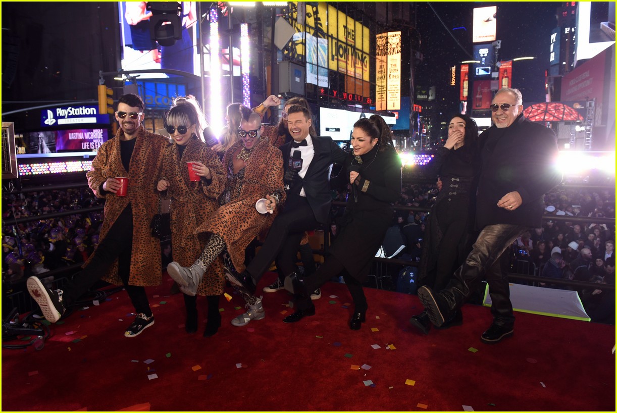dnce new years eve times square 26