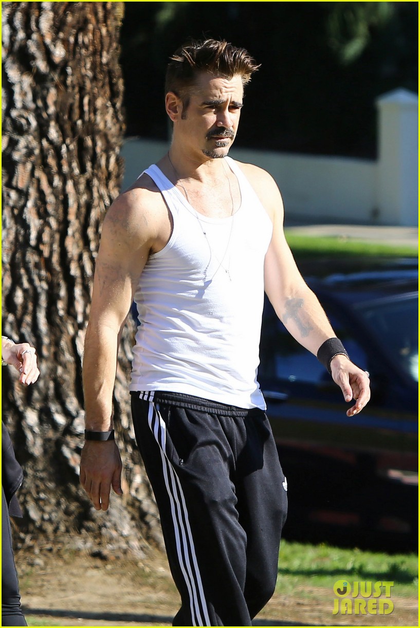 colin farrell shows off his buff biceps 03
