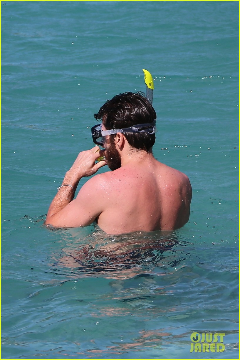 jake gyllenhaal continues his vacation with some snorkeling 043838097