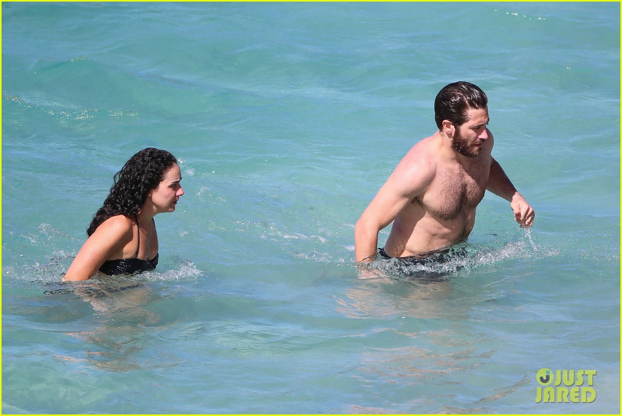 jake gyllenhaal continues his vacation with some snorkeling 083838101