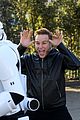 tom hardy buddys up with mickey mouse at disneyland paris season of the force 31