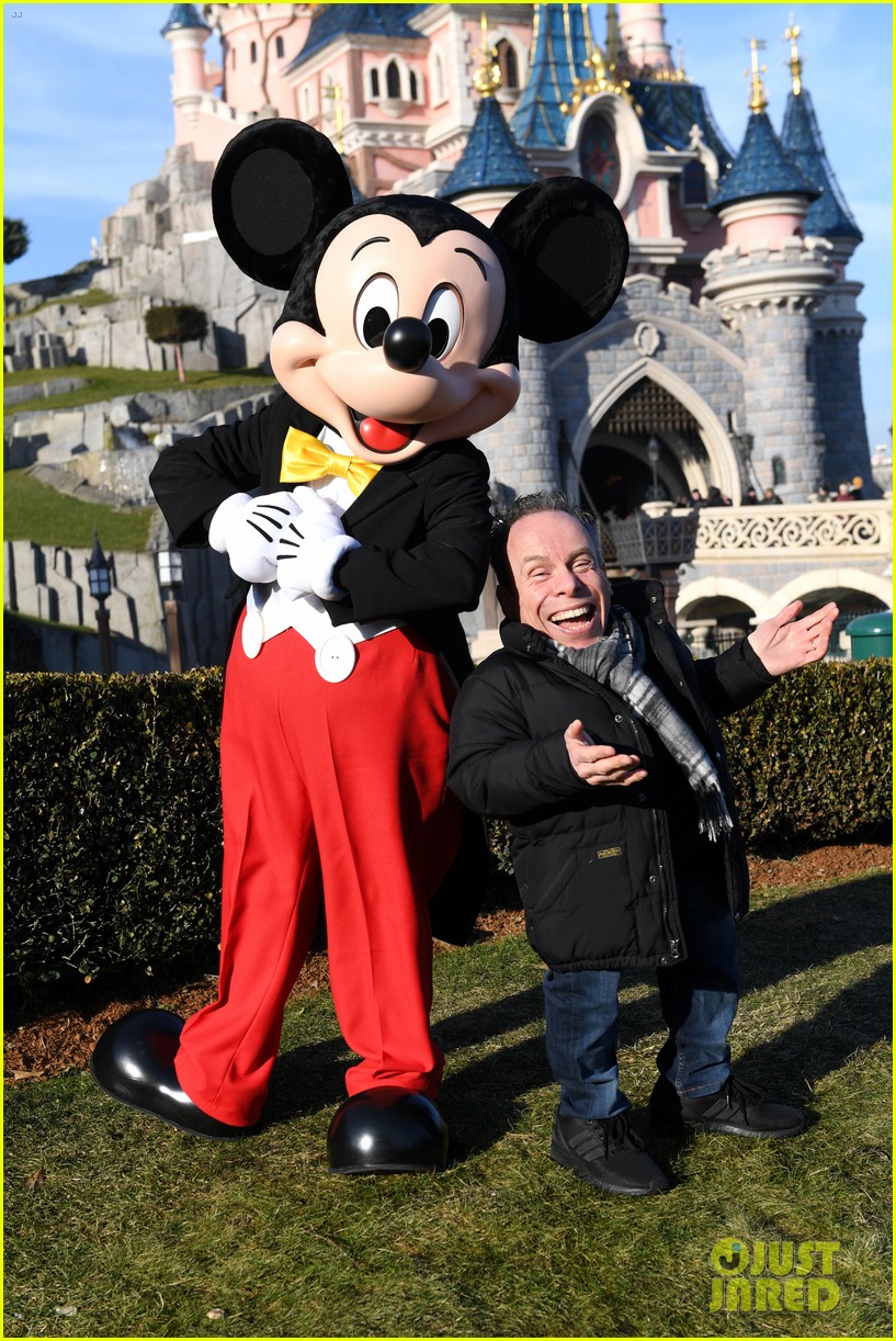 tom hardy buddys up with mickey mouse at disneyland paris season of the force 263847136