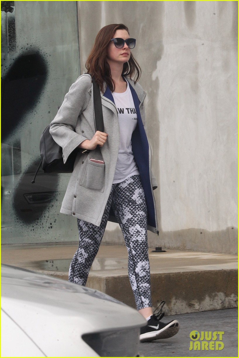 anne hathaway goes shopping in weho 12