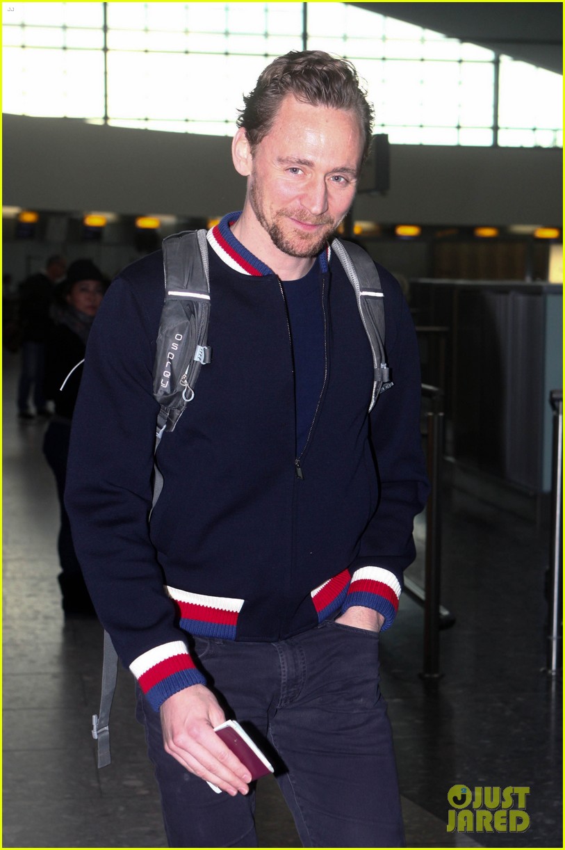 tom hiddleston almost misses his flight at heathrow airport 06