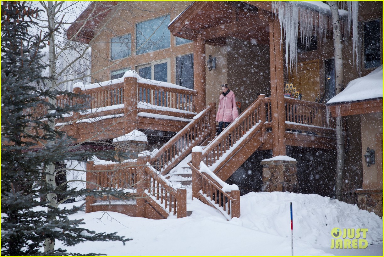 VIDEO Jaime King's Son Leo Thames Takes His First Steps! Photo