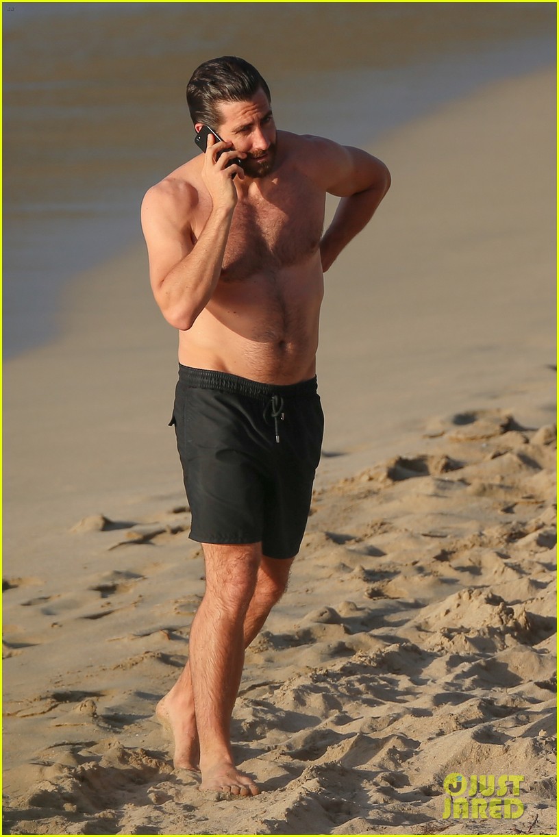 jake gyllenhaal shirtless abs beach greta 02