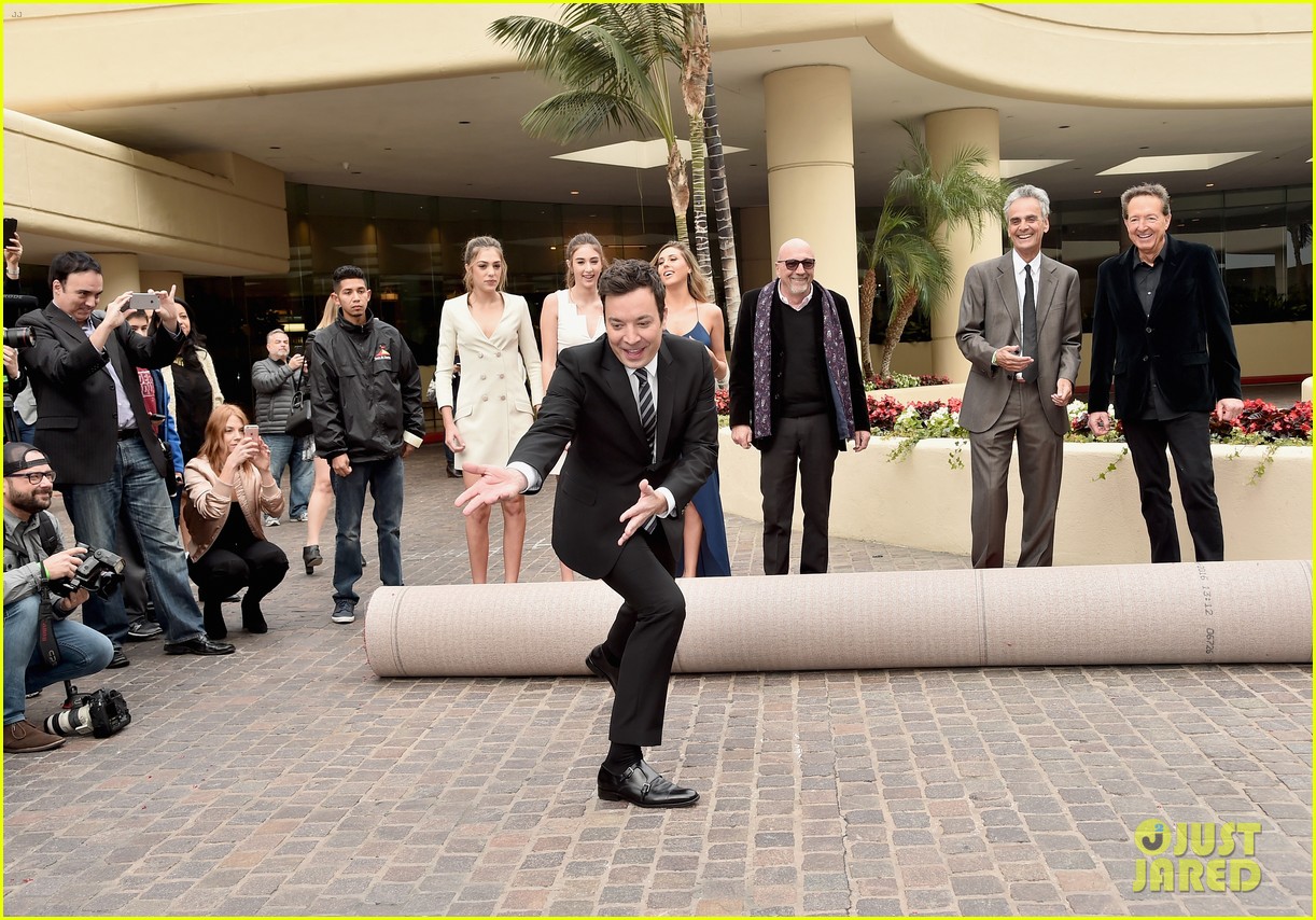 jimmy fallon rolls out the red carpet for the golden globes 08