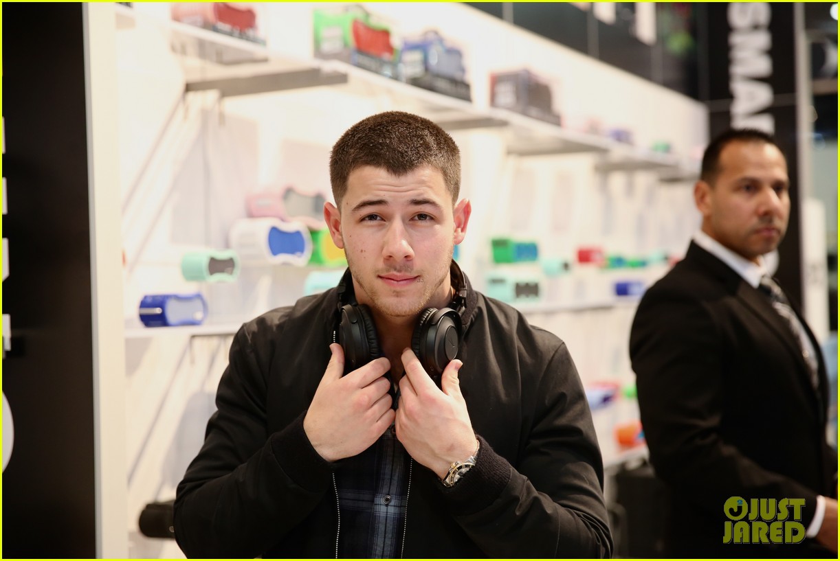 nick jonas suits up for obamas star studded final white house party 023838251