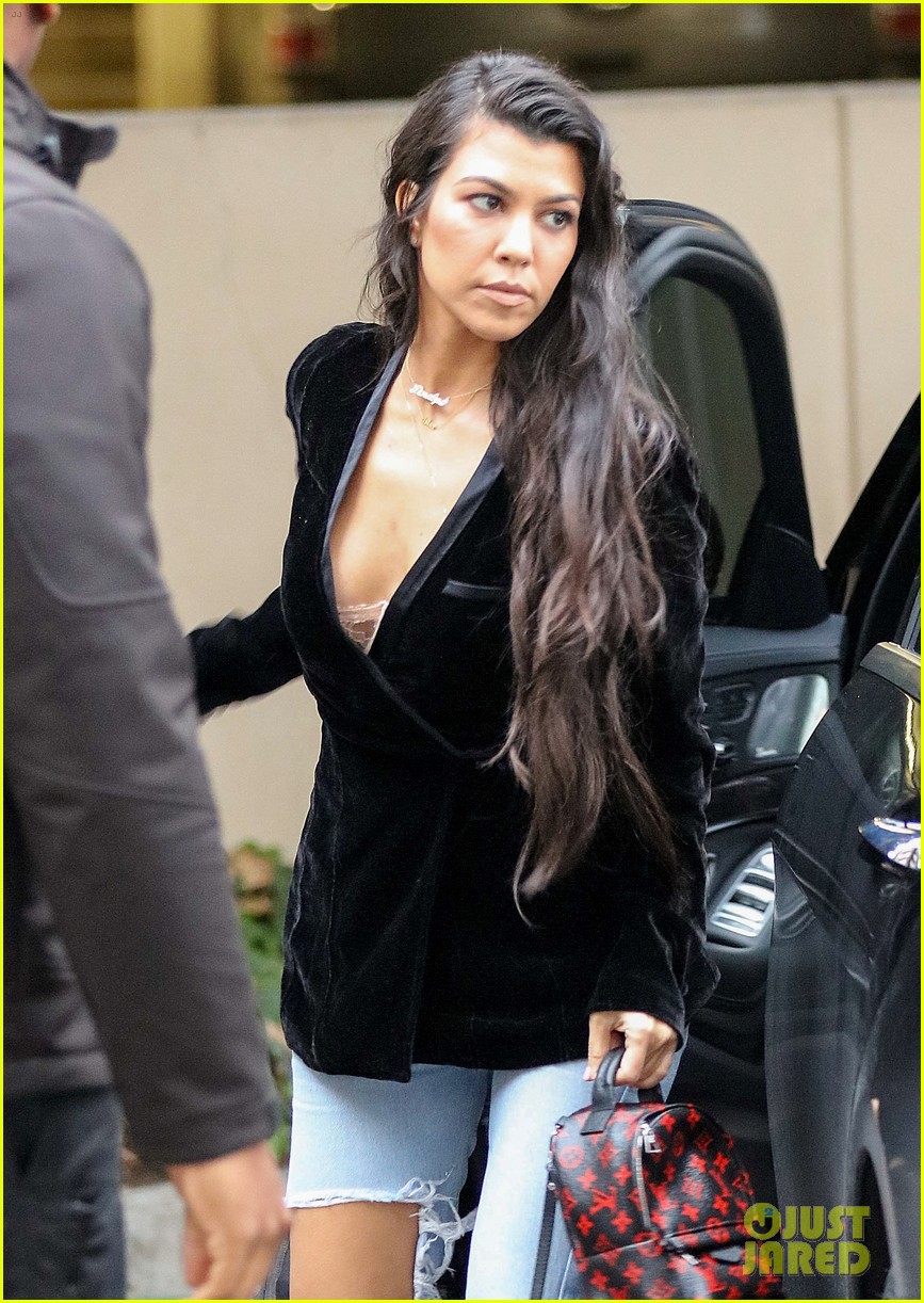 Kourtney Kardashian Stylishly Runs Errands Around Town: Photo 3841381 | Kourtney  Kardashian Photos | Just Jared: Entertainment News, image size:867x1222