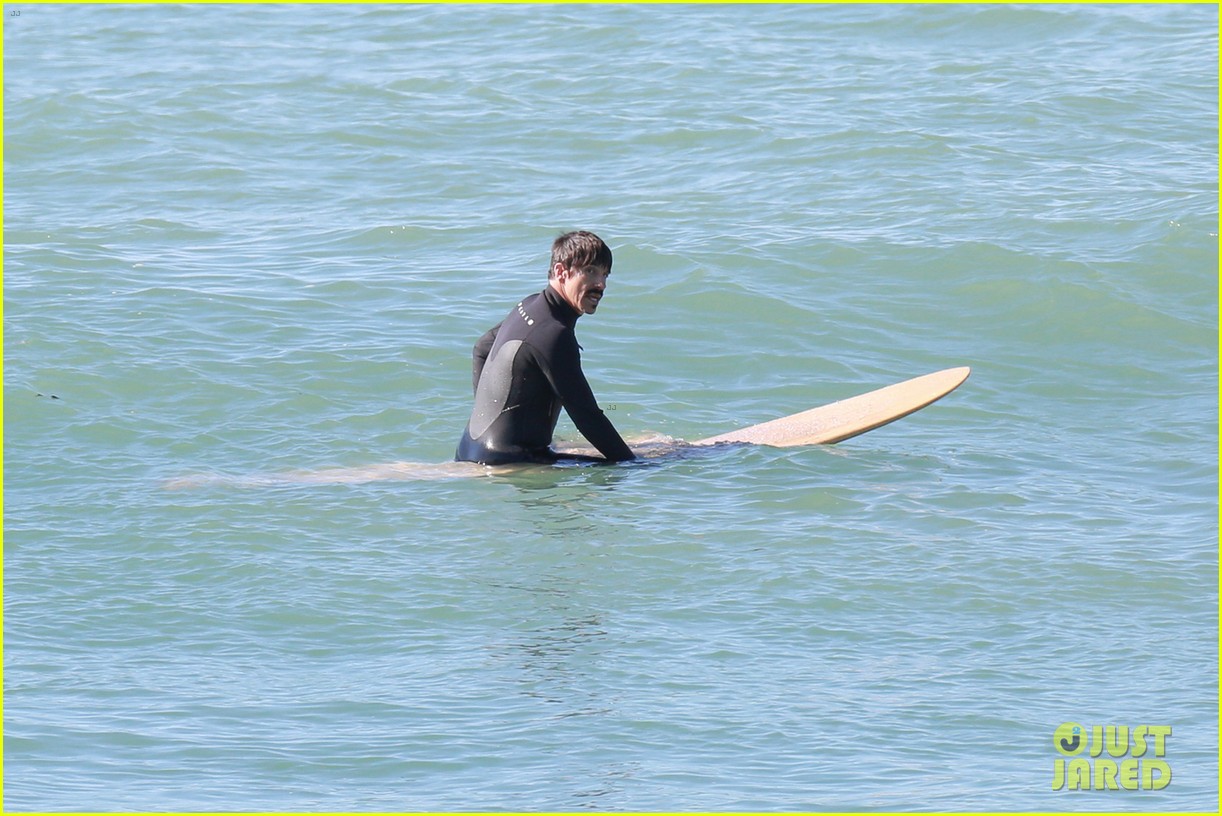 anthony kiedis bares buff body while changing out of wetsuit 153850919