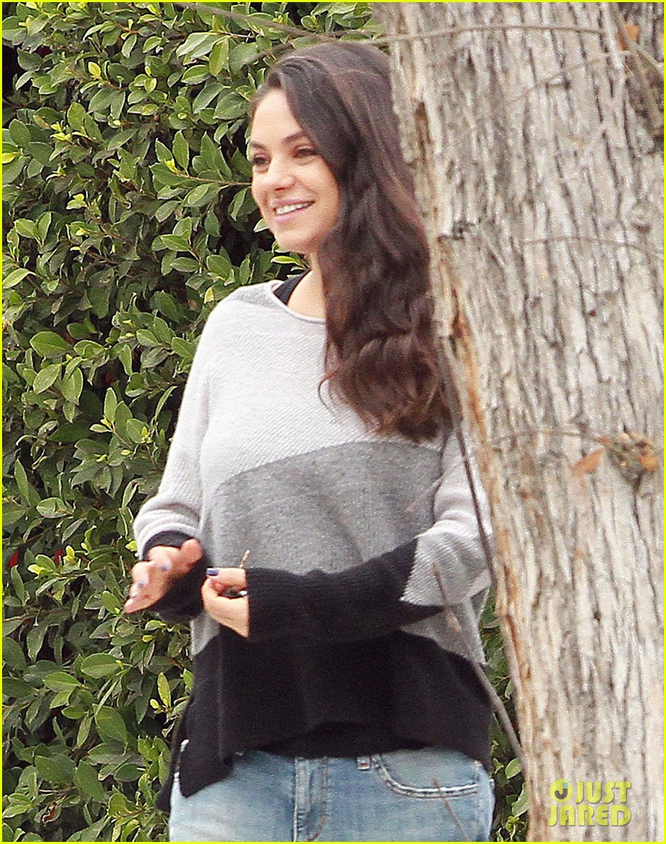 mila kunis steps out looking like a glowing mom 043837408