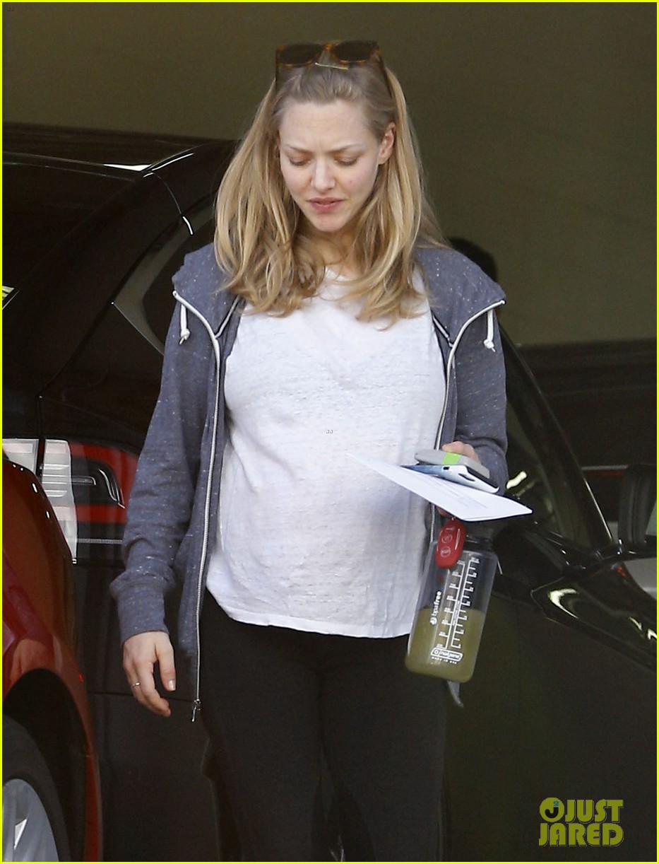 amanda seyfried shows off baby bump while out 06