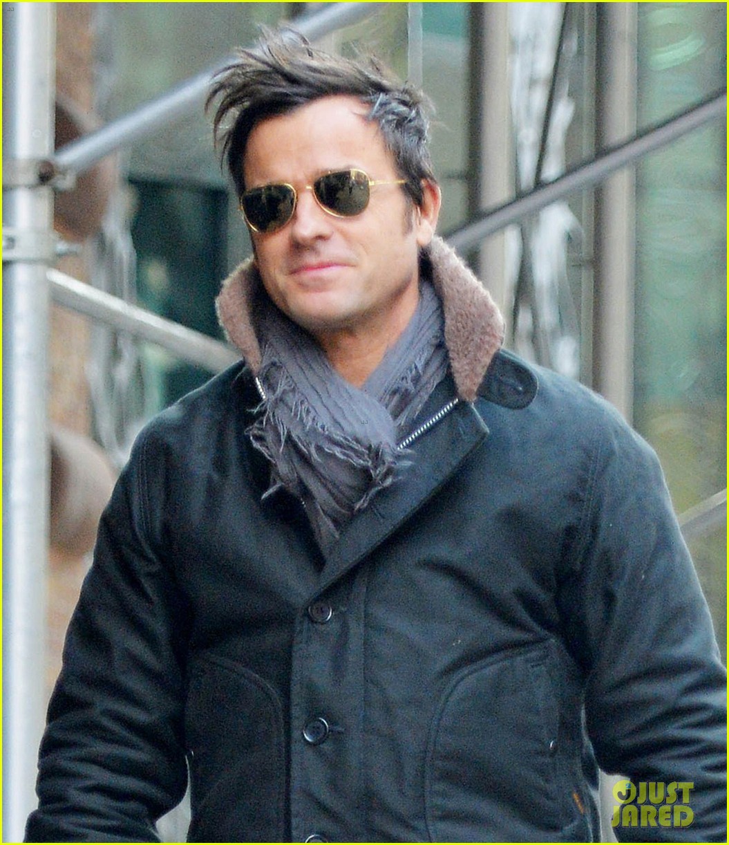 justin theroux looks dapper as he runs into elizabeth marvel on the street 06