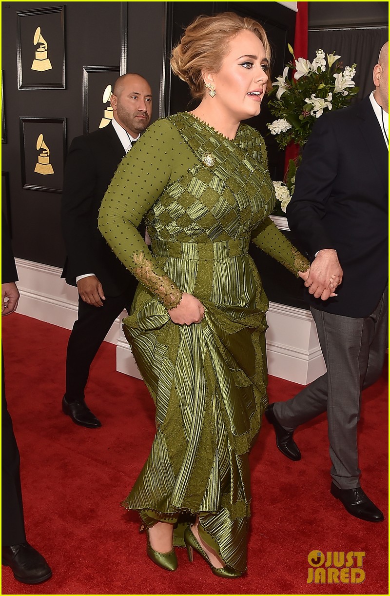 Adele Dons Green Givenchy Couture for Grammys 2017 Red Carpet! Photo(02)