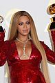 beyonce proudly shows off two grammys in press room 02
