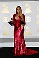 beyonce proudly shows off two grammys in press room 03
